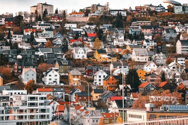 Vue d'un quartier coloré de Tromsø, Norvège