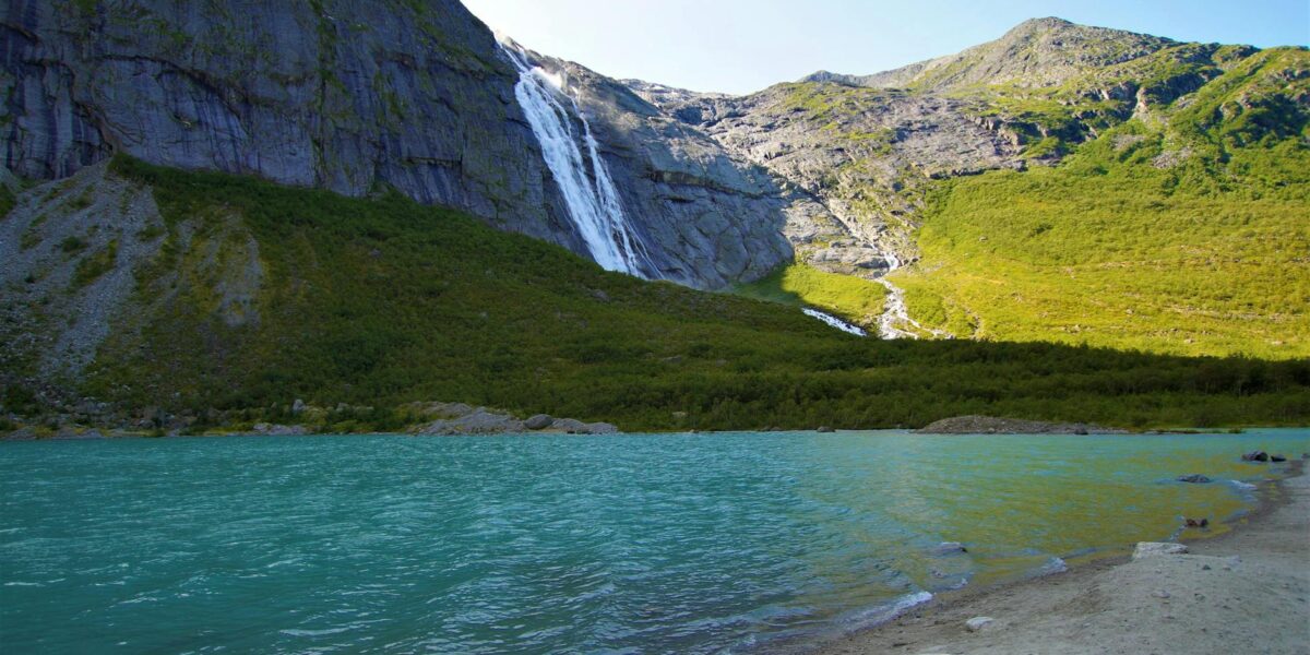 Cascade en Norvège dévalant une falaise dans un paysage de montagne
