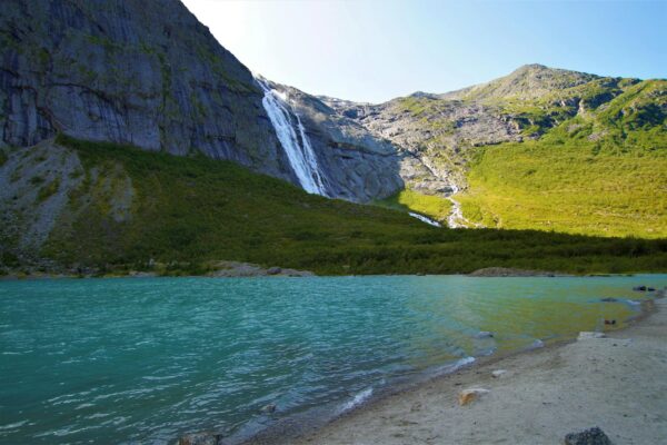Cascade en Norvège dévalant une falaise dans un paysage de montagne
