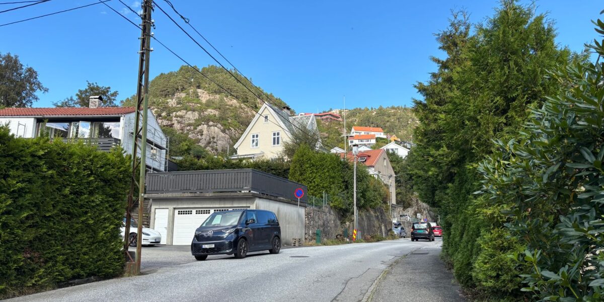 Acheter une voiture en Norvège : route à travers un village norvégien
