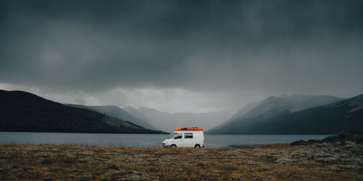 Louer un van en Norvège : campervan au bord d'un lac de montagne