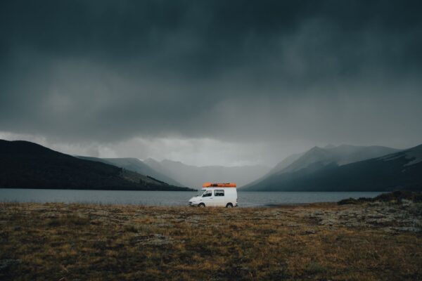 Louer un van en Norvège : campervan au bord d'un lac de montagne