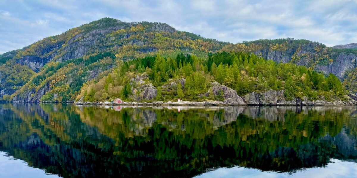 Fjord norvégien aux couleurs d'automne