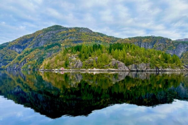 Fjord norvégien aux couleurs d'automne