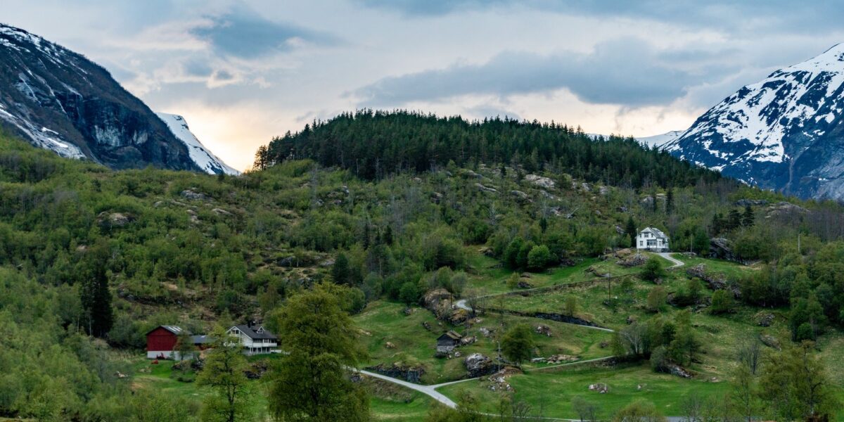 Le printemps en Norvège : vallée verdoyante et montagnes enneigées (Geiranger)