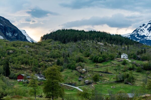 Le printemps en Norvège : vallée verdoyante et montagnes enneigées (Geiranger)