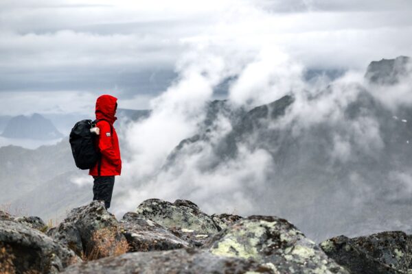 Préparer sa valise pour la Norvège : randonneuse face aux montagnes norvégiennes