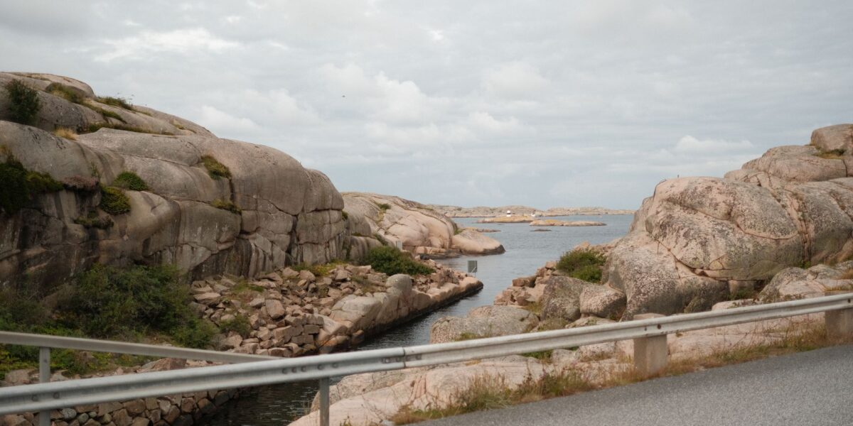 Route de montagne entre fjord et falaises en Scandinavie — Norvège ou Suède