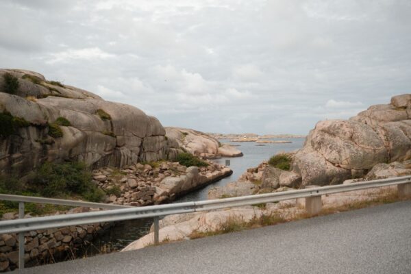 Route de montagne entre fjord et falaises en Scandinavie — Norvège ou Suède